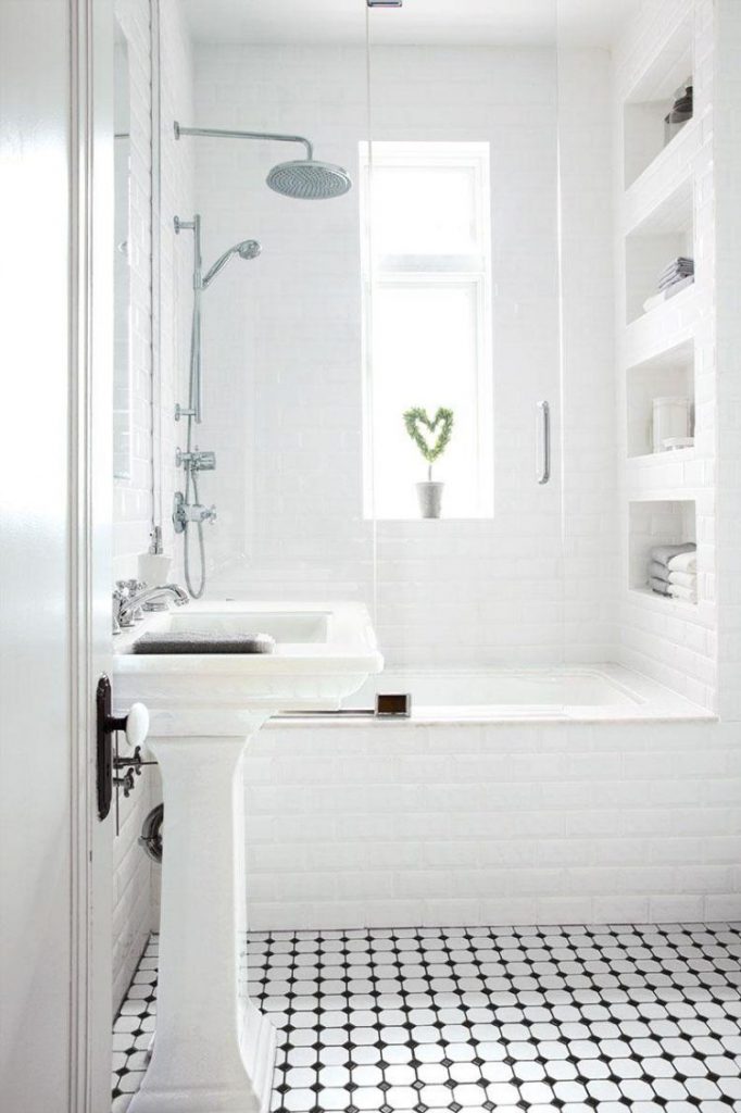 petite salle de bain blanche 