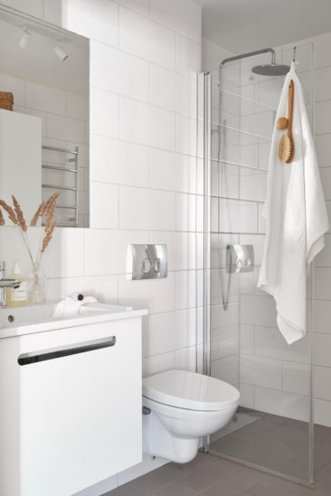 petite salle de bain blanche avec toilette