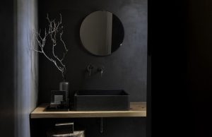 salle de bain sombre