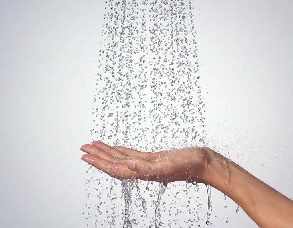 rainstream-spray-patterns_womans-hand_4x3