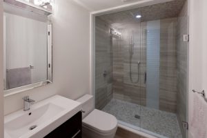 Pourquoi choisir le verre pour sa salle de bain