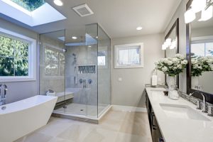 Les astuce pour choisir une salle de bain sous pente avec baignoire et douche