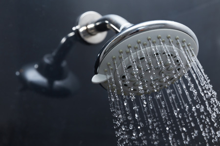 Salle de bains : Quel matériau choisir pour votre paroi de douche ?